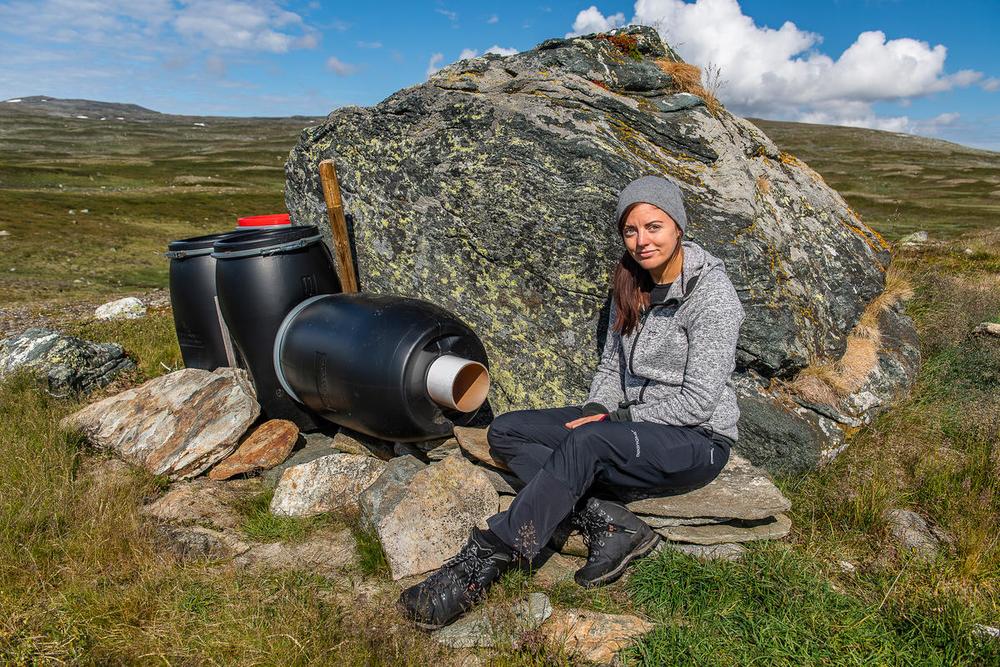 Sandra Jönsson fyller på foderstation